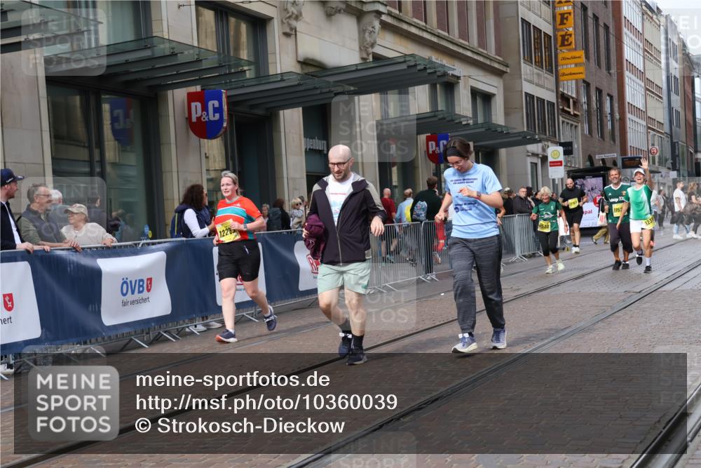 13.09.2026 - 21. swb-Marathon Bremen Strokosch-Dieckow http://msf.ph/oto/10360039 13.09.2026 11:20:15 Ziel 10161, 11296, 11529, 11530, 11541, 11675, 11980, 12153, 12285, 12316, 12317, 10430, 11244, 11333, 11337, 11546, 12374 meine-sportfotos.de