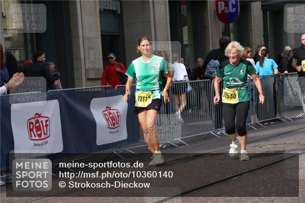 13.09.2026 - 21. swb-Marathon Bremen Strokosch-Dieckow http://msf.ph/oto/10360140 13.09.2026 11:20:18 Ziel 10161, 11296, 11529, 11530, 11541, 11675, 11980, 12153, 12285, 12316, 12317, 10430, 11244, 11333, 11337, 11546, 12374 meine-sportfotos.de