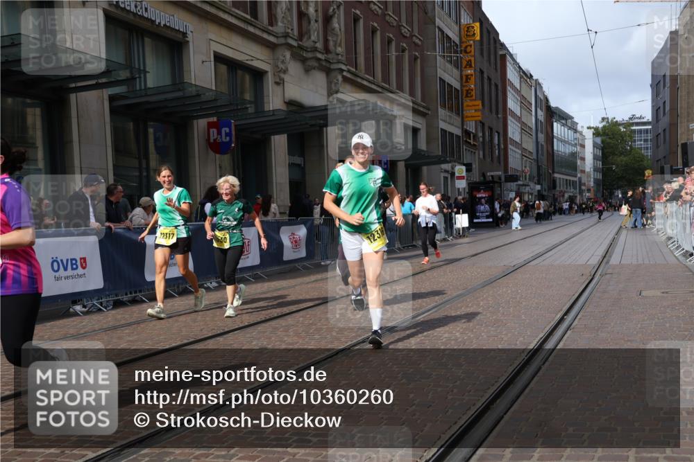 13.09.2026 - 21. swb-Marathon Bremen Strokosch-Dieckow http://msf.ph/oto/10360260 13.09.2026 11:20:21 Ziel 10161, 11529, 11530, 11541, 11675, 11980, 12153, 12285, 12316, 12317, 11244, 11296, 11333, 11337, 12285, 12374 meine-sportfotos.de