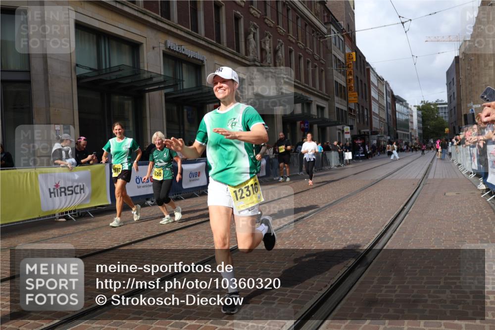 13.09.2026 - 21. swb-Marathon Bremen Strokosch-Dieckow http://msf.ph/oto/10360320 13.09.2026 11:20:22 Ziel 10161, 11529, 11530, 11541, 11675, 11980, 12153, 12316, 12317, 11244, 11296, 11333, 11337, 12285, 12374 meine-sportfotos.de