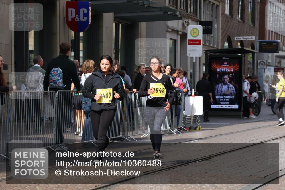 13.09.2026 - 21. swb-Marathon Bremen Strokosch-Dieckow http://msf.ph/oto/10360488 13.09.2026 11:20:46 Ziel 10407, 12542, 10161, 11529, 11530, 11541, 11675, 11980, 12153, 12285, 12316, 12317 meine-sportfotos.de
