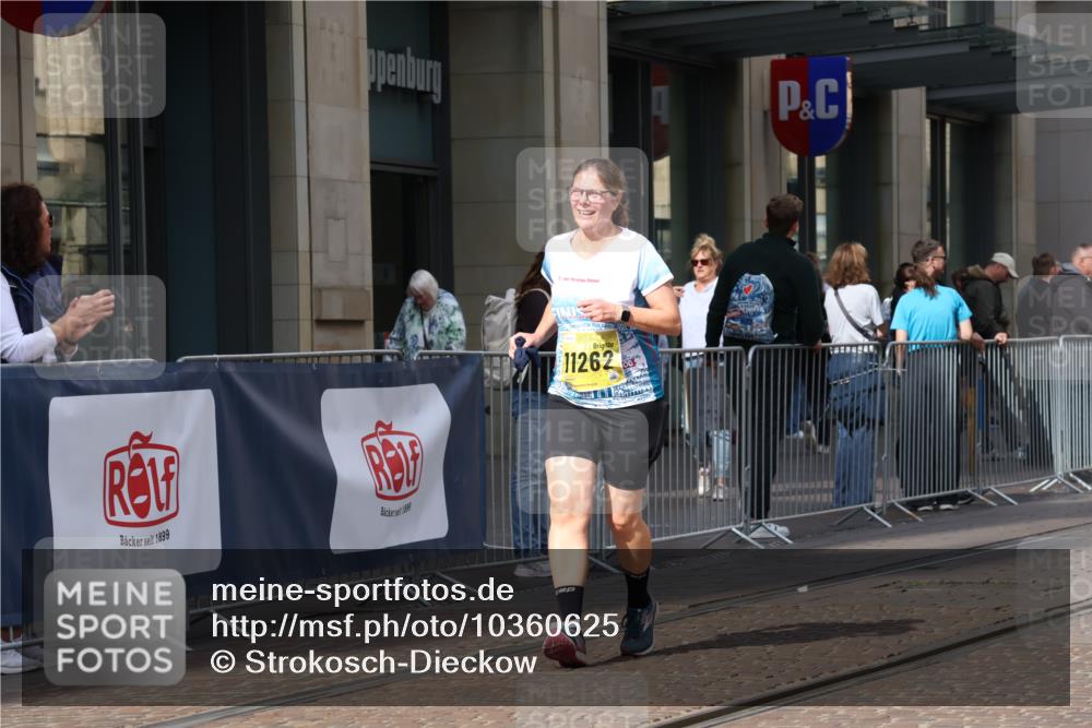 13.09.2026 - 21. swb-Marathon Bremen Strokosch-Dieckow http://msf.ph/oto/10360625 13.09.2026 11:21:06 Ziel 11262, 11780, 11821, 10407, 12542 meine-sportfotos.de