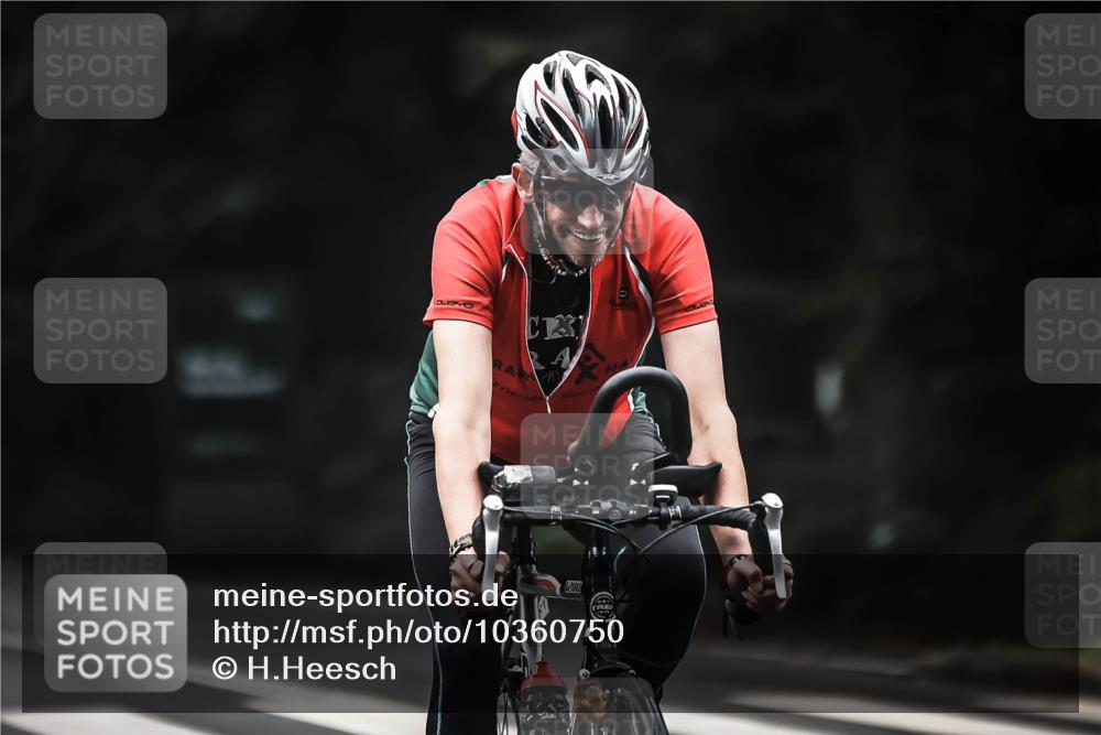13.09.2026 - Stadtparktriathlon H.Heesch http://msf.ph/oto/10360750 13.09.2026 10:01:15 Radfahren 236, 244, 271 meine-sportfotos.de