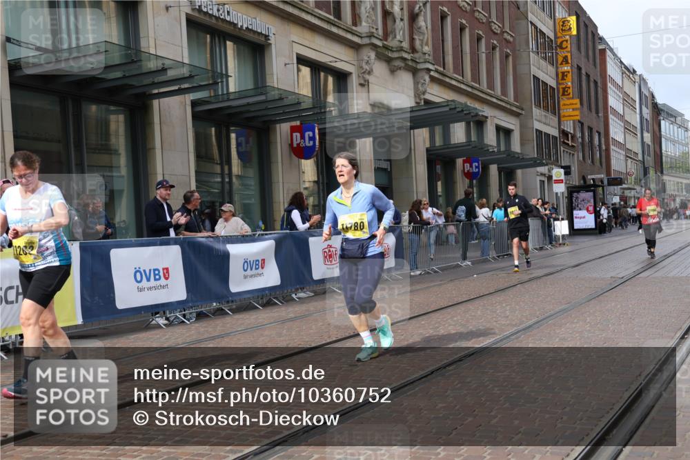 13.09.2026 - 21. swb-Marathon Bremen Strokosch-Dieckow http://msf.ph/oto/10360752 13.09.2026 11:21:10 Ziel 11262, 11780, 11821, 10407, 12542 meine-sportfotos.de