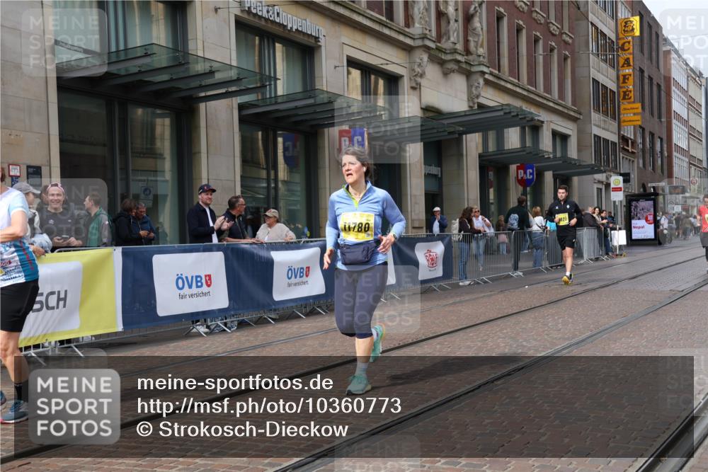 13.09.2026 - 21. swb-Marathon Bremen Strokosch-Dieckow http://msf.ph/oto/10360773 13.09.2026 11:21:10 Ziel 11262, 11780, 11821, 10407, 12542 meine-sportfotos.de