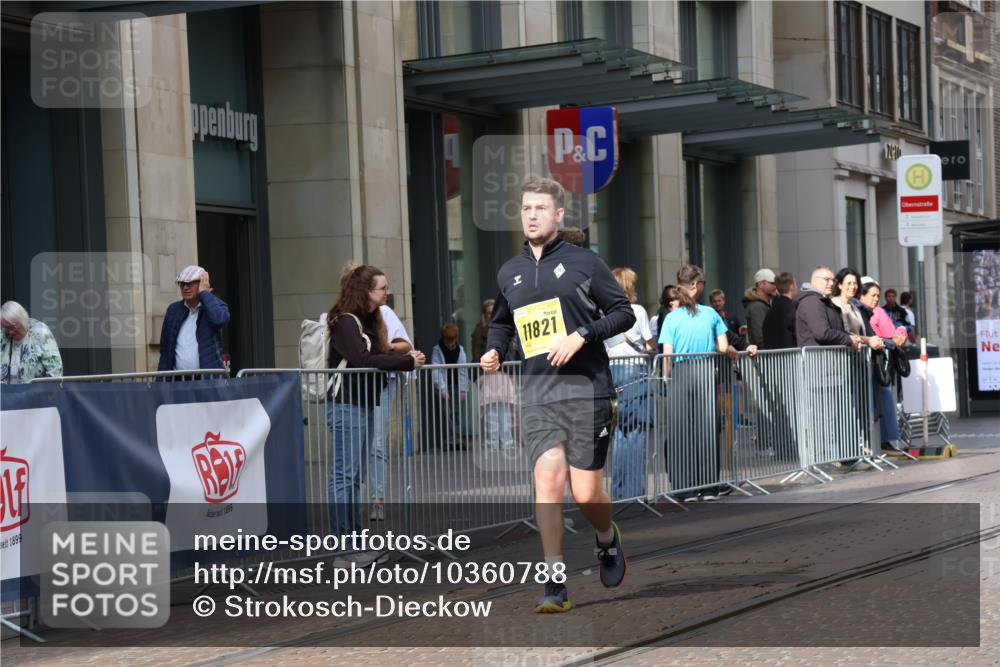 13.09.2026 - 21. swb-Marathon Bremen Strokosch-Dieckow http://msf.ph/oto/10360788 13.09.2026 11:21:11 Ziel 11262, 11780, 11821, 10407, 12542 meine-sportfotos.de