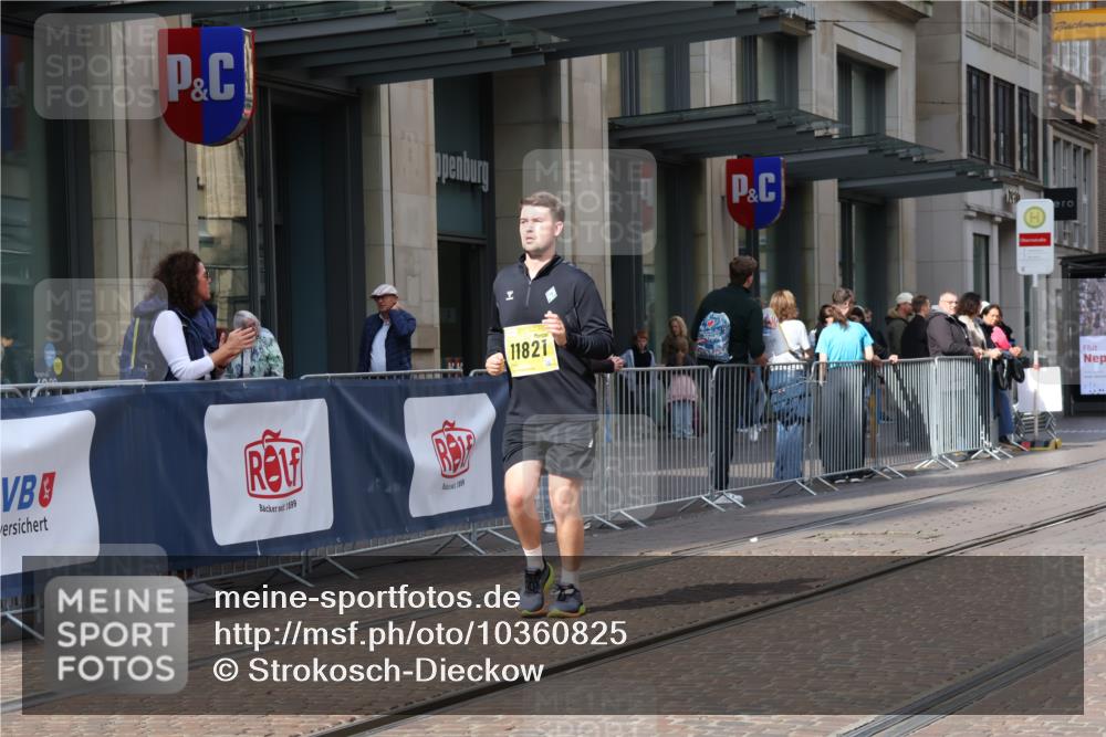 13.09.2026 - 21. swb-Marathon Bremen Strokosch-Dieckow http://msf.ph/oto/10360825 13.09.2026 11:21:13 Ziel 11104, 11262, 11780, 11821, 10407, 12542 meine-sportfotos.de