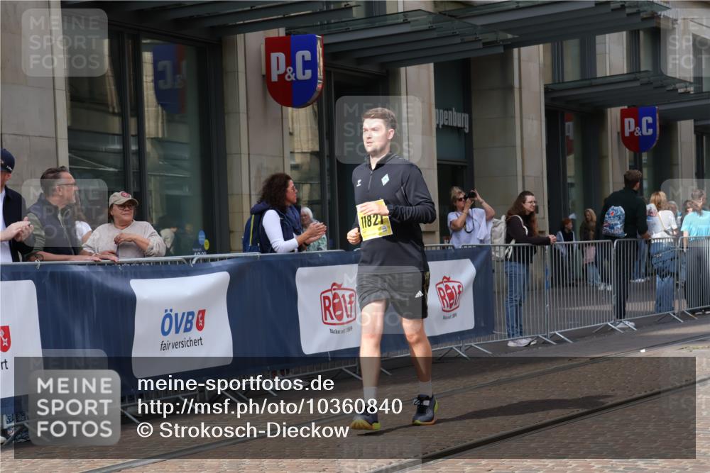 13.09.2026 - 21. swb-Marathon Bremen Strokosch-Dieckow http://msf.ph/oto/10360840 13.09.2026 11:21:13 Ziel 11104, 11262, 11780, 11821, 10407, 12542 meine-sportfotos.de
