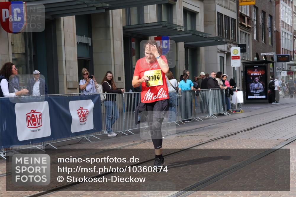 13.09.2026 - 21. swb-Marathon Bremen Strokosch-Dieckow http://msf.ph/oto/10360874 13.09.2026 11:21:16 Ziel 11104, 11262, 11780, 11821, 10407, 11780, 12542 meine-sportfotos.de