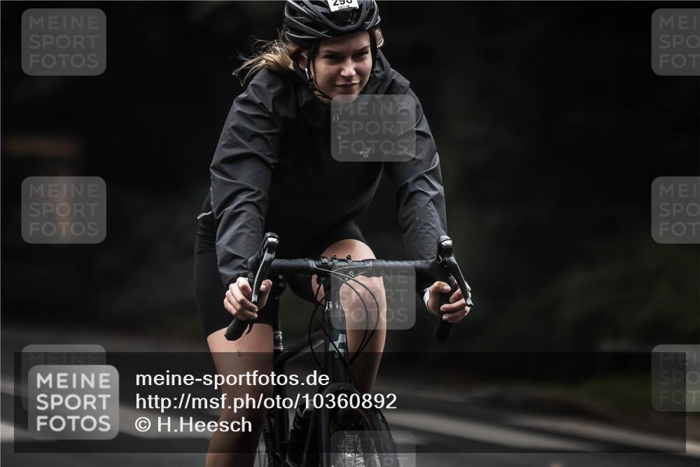 13.09.2026 - Stadtparktriathlon H.Heesch http://msf.ph/oto/10360892 13.09.2026 10:01:36 Radfahren 216, 233, 296, 338 meine-sportfotos.de