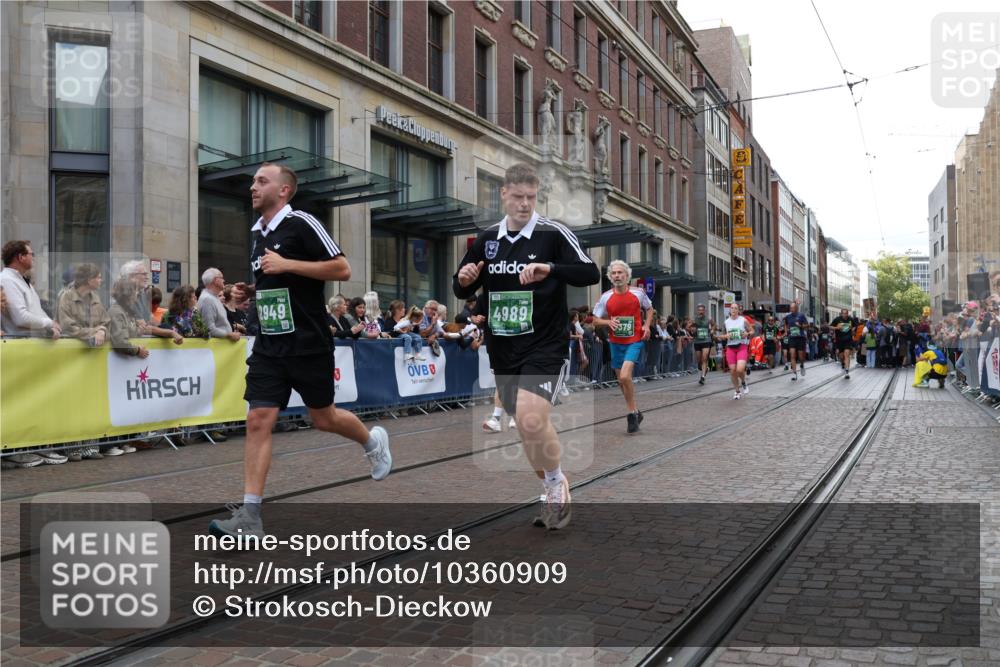 13.09.2026 - 21. swb-Marathon Bremen Strokosch-Dieckow http://msf.ph/oto/10360909 13.09.2026 13:35:58 Ziel 372, 563, 900, 1072, 1738, 1867, 1880, 2339, 2692, 2700, 2931, 2949, 3224, 3291, 3410, 3489, 3591, 4049, 4643, 4989, 5259, 5800, 6642, 6778, 6982, 7256, 7379, 7865, 8275, 8488, 8511, 8525, 8731, 8941, 9026, 9076, 9226, 9427, 9497, 9564, 9899, 13038, 13238, 318, 532, 607, 2565, 3026, 3056, 3087, 3226, 3454, 3485, 3704, 3780, 3857, 4016, 4048, 5026, 5071, 5157, 5276, 5308, 5381, 5467, 5468, 5584, 5586, 5816, 6159, 6644, 6874, 7036 meine-sportfotos.de