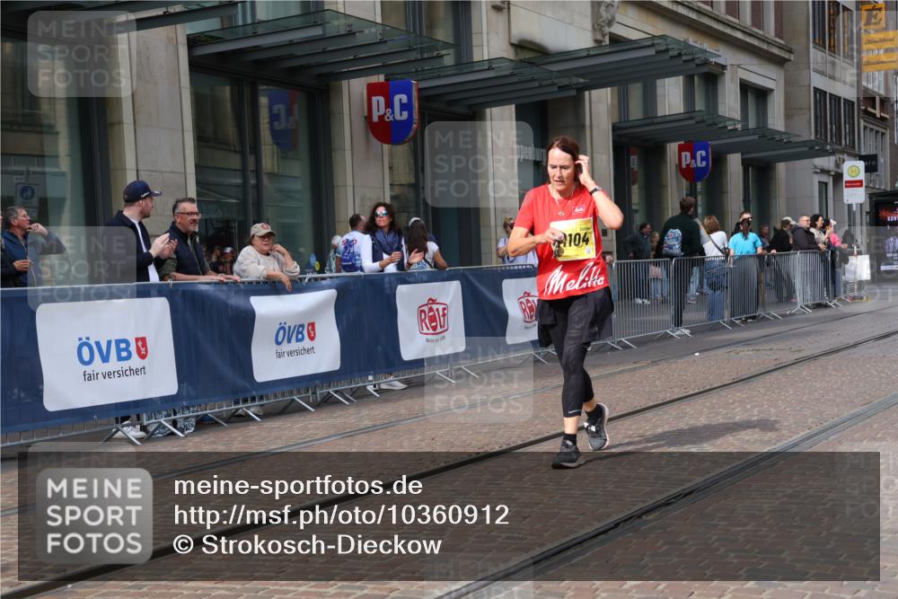 13.09.2026 - 21. swb-Marathon Bremen Strokosch-Dieckow http://msf.ph/oto/10360912 13.09.2026 11:21:17 Ziel 11104, 11262, 11821, 11780 meine-sportfotos.de