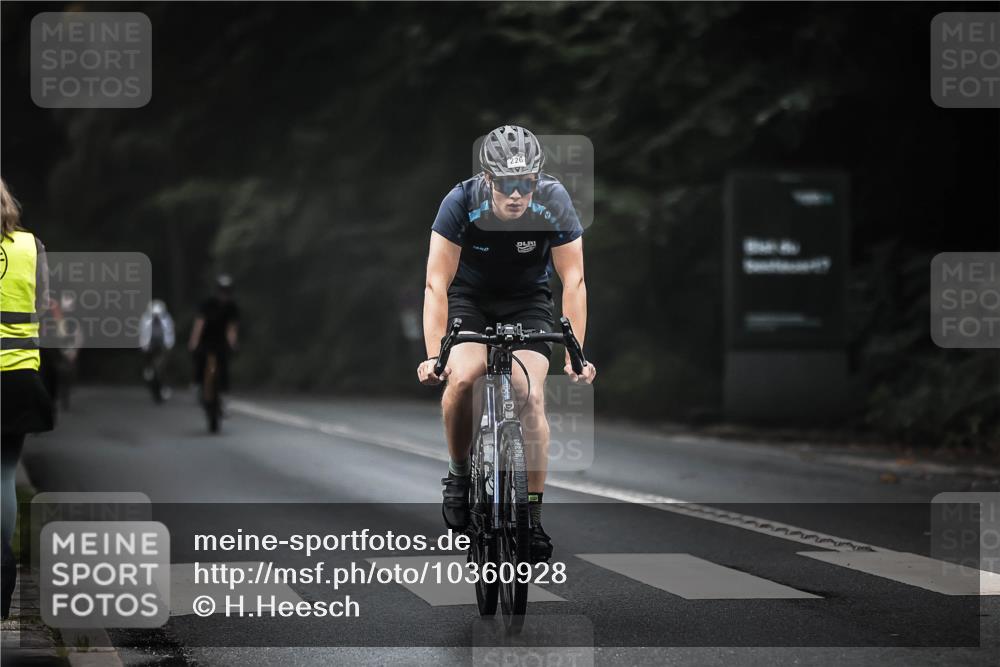 13.09.2026 - Stadtparktriathlon H.Heesch http://msf.ph/oto/10360928 13.09.2026 10:01:45 Radfahren 226, 324, 338 meine-sportfotos.de