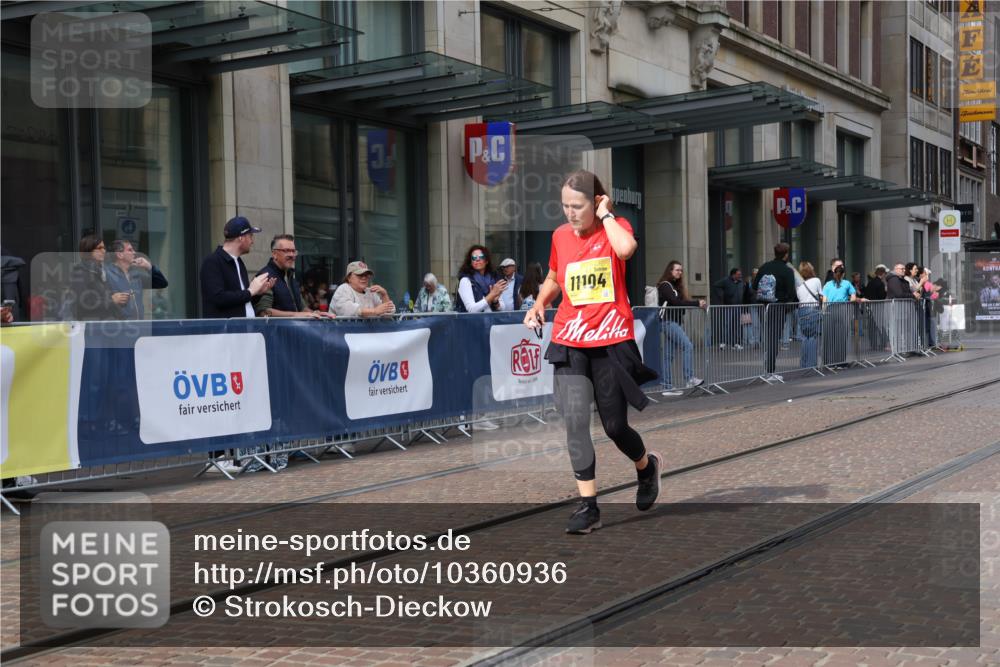 13.09.2026 - 21. swb-Marathon Bremen Strokosch-Dieckow http://msf.ph/oto/10360936 13.09.2026 11:21:17 Ziel 11104, 11262, 11821, 11780 meine-sportfotos.de