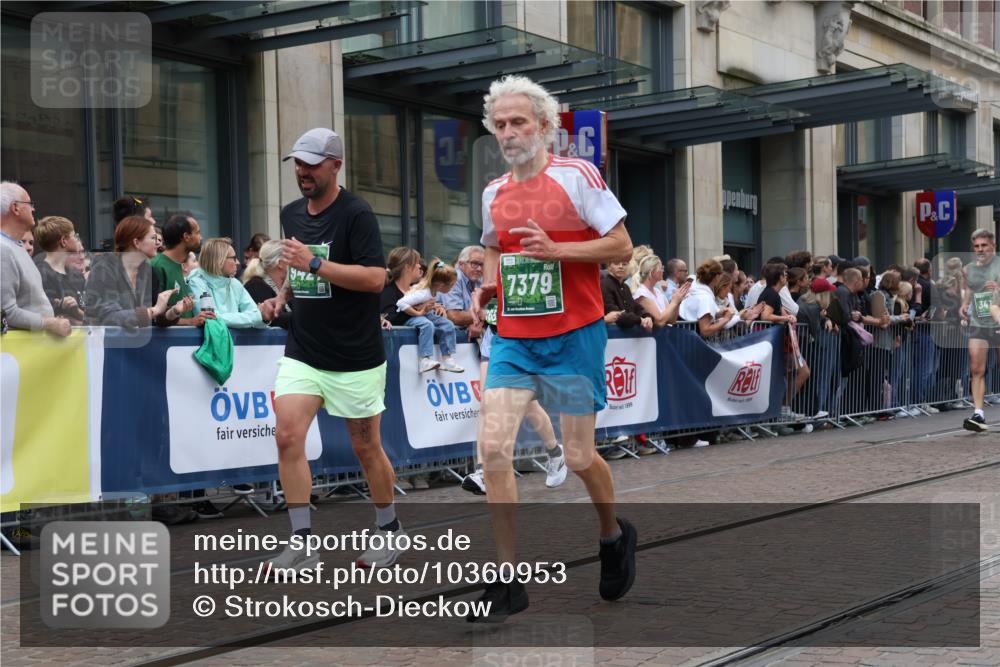 13.09.2026 - 21. swb-Marathon Bremen Strokosch-Dieckow http://msf.ph/oto/10360953 13.09.2026 13:35:59 Ziel 372, 563, 900, 1072, 1738, 1867, 1880, 2339, 2692, 2700, 2931, 2949, 3224, 3291, 3410, 3489, 3591, 4049, 4643, 4989, 5259, 5800, 6642, 6778, 6982, 7256, 7379, 7865, 8275, 8488, 8511, 8525, 8731, 8905, 8941, 9026, 9076, 9226, 9427, 9497, 9564, 9899, 13038, 13238, 318, 532, 607, 1867, 2565, 3026, 3056, 3087, 3226, 3454, 3485, 3704, 3780, 3857, 4016, 4048, 5026, 5071, 5157, 5276, 5308, 5381, 5467, 5468, 5584, 5586, 5816, 6159, 6874, 7036 meine-sportfotos.de