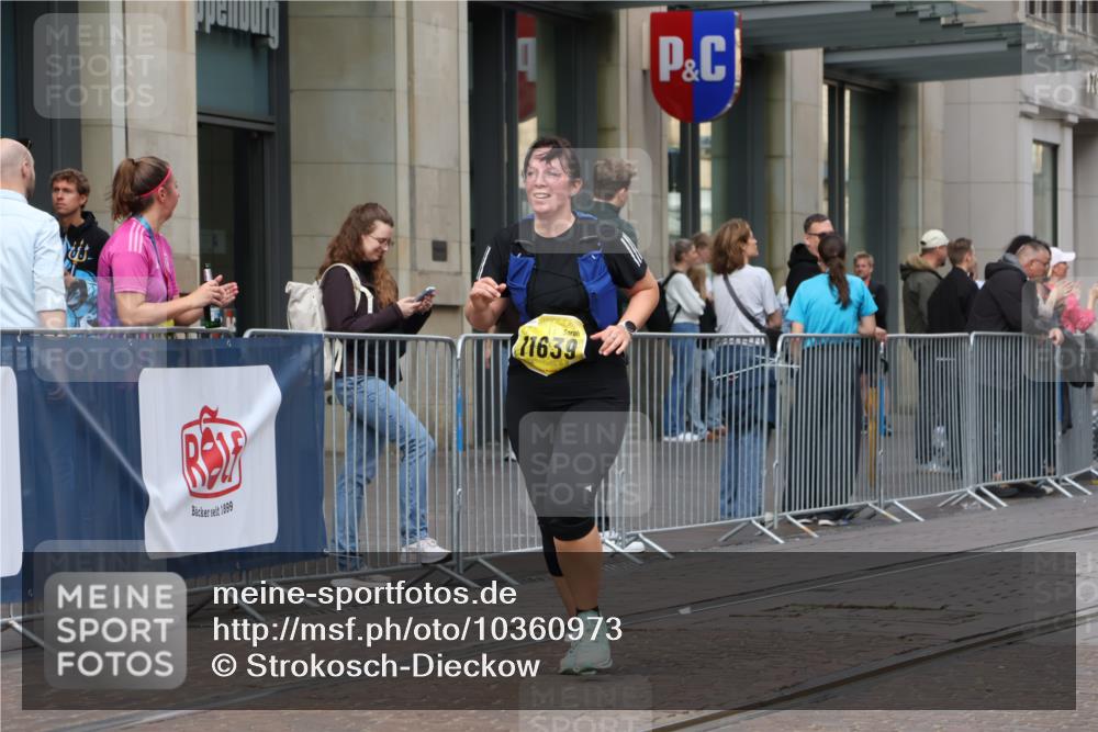 13.09.2026 - 21. swb-Marathon Bremen Strokosch-Dieckow http://msf.ph/oto/10360973 13.09.2026 11:21:40 Ziel 11639, 11698, 12157, 12211, 11104, 11262, 11780, 11821 meine-sportfotos.de