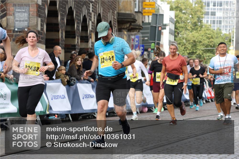 13.09.2026 - 21. swb-Marathon Bremen Strokosch-Dieckow http://msf.ph/oto/10361031 13.09.2026 10:58:17 Ziel 10078, 10543, 10559, 10565, 10604, 10707, 10728, 10826, 10903, 10931, 10932, 11136, 11332, 11824, 11856, 11863, 12228, 12231, 12427, 12551, 12555, 10878, 10879, 11004, 11152, 11202, 11384, 11403, 11455, 11686, 11750, 11906, 11953, 12092, 12180, 12499, 12518 meine-sportfotos.de