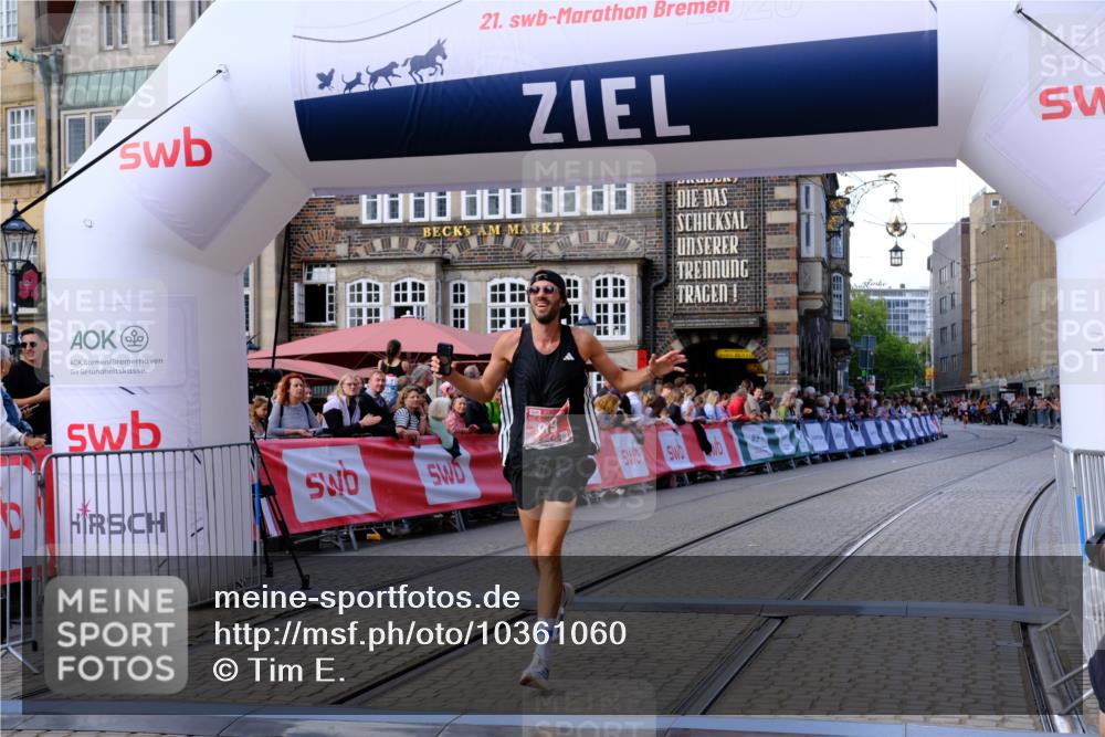 13.09.2026 - 21. swb-Marathon Bremen Tim E. http://msf.ph/oto/10361060 13.09.2026 12:58:26 Ziel 1323, 1379, 1604, 1717, 2073, 2099, 9065 meine-sportfotos.de