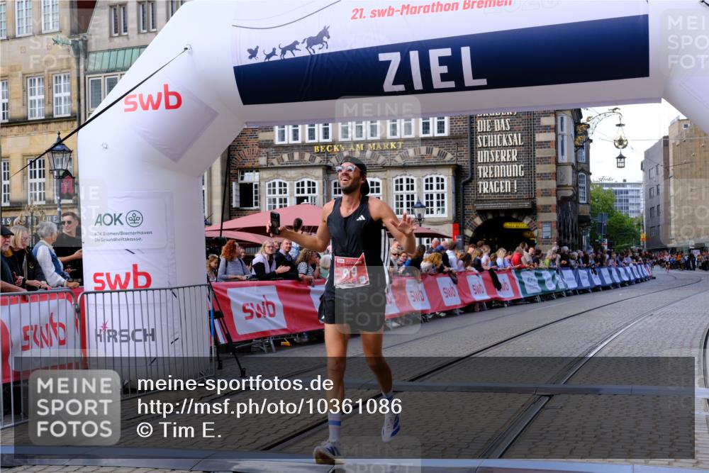 13.09.2026 - 21. swb-Marathon Bremen Tim E. http://msf.ph/oto/10361086 13.09.2026 12:58:26 Ziel 1323, 1379, 1604, 1717, 2073, 2099, 9065 meine-sportfotos.de