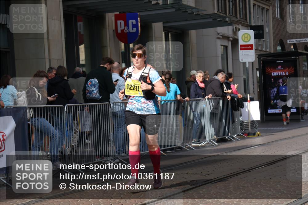 13.09.2026 - 21. swb-Marathon Bremen Strokosch-Dieckow http://msf.ph/oto/10361187 13.09.2026 11:21:51 Ziel 11698, 12157, 12211, 11104, 11639 meine-sportfotos.de