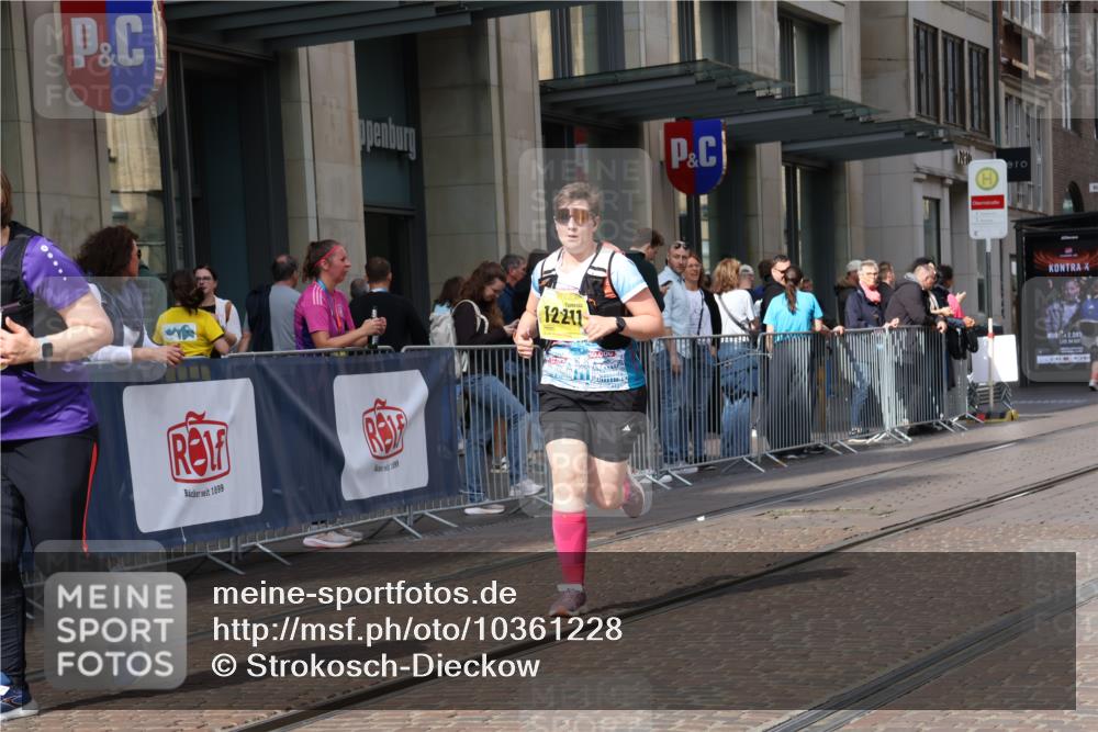 13.09.2026 - 21. swb-Marathon Bremen Strokosch-Dieckow http://msf.ph/oto/10361228 13.09.2026 11:21:52 Ziel 11698, 12157, 12211, 11104, 11639 meine-sportfotos.de