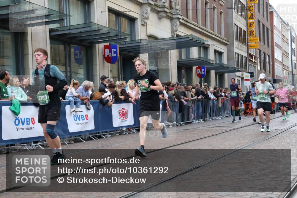 13.09.2026 - 21. swb-Marathon Bremen Strokosch-Dieckow http://msf.ph/oto/10361292 13.09.2026 13:36:06 Ziel 164, 372, 900, 1738, 1880, 2339, 2467, 2673, 2692, 2700, 2731, 2823, 2949, 3067, 3410, 3585, 3591, 4006, 4049, 4182, 4216, 4643, 4989, 5781, 5800, 6516, 6527, 6568, 6642, 6778, 7249, 7344, 7379, 7808, 7865, 8511, 8525, 8731, 8790, 8905, 8941, 9026, 9226, 9427, 9564, 9899, 10068, 10070, 13038, 13238, 318, 563, 1072, 1867, 2565, 2931, 3026, 3056, 3224, 3291, 3454, 3485, 3489, 3857, 4016, 4048, 5026, 5071, 5157, 5276, 5381, 5584, 5816, 6159, 6874, 6982, 7036 meine-sportfotos.de
