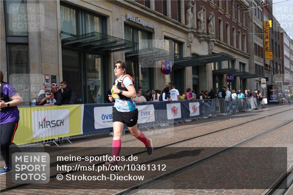 13.09.2026 - 21. swb-Marathon Bremen Strokosch-Dieckow http://msf.ph/oto/10361312 13.09.2026 11:21:54 Ziel 11423, 11698, 12157, 12211, 12444, 11104, 11639, 12211 meine-sportfotos.de