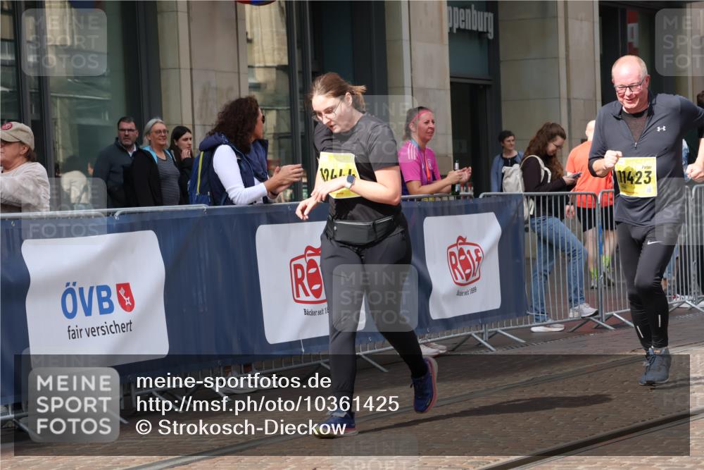 13.09.2026 - 21. swb-Marathon Bremen Strokosch-Dieckow http://msf.ph/oto/10361425 13.09.2026 11:22:08 Ziel 10710, 10968, 11423, 11579, 12444, 11639, 11698, 12157, 12211 meine-sportfotos.de