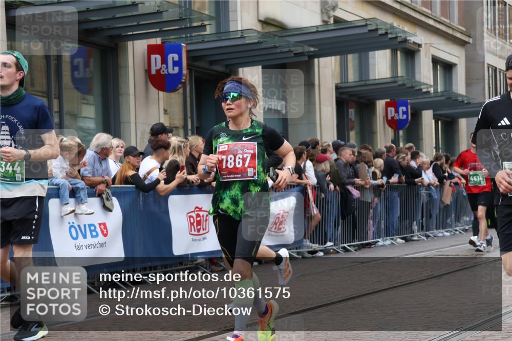 13.09.2026 - 21. swb-Marathon Bremen Strokosch-Dieckow http://msf.ph/oto/10361575 13.09.2026 13:36:13 Ziel 164, 372, 900, 1738, 1880, 2467, 2673, 2692, 2700, 2731, 2819, 2823, 3067, 3410, 3585, 3591, 3815, 4006, 4049, 4050, 4182, 4216, 4304, 4414, 4643, 4676, 4892, 5061, 5656, 5781, 6280, 6340, 6516, 6527, 6568, 7039, 7229, 7237, 7249, 7344, 7656, 7765, 7808, 7865, 8525, 8723, 8731, 8790, 8905, 9427, 9776, 9899, 10068, 10070, 13038, 563, 1072, 1867, 2339, 2565, 2931, 2949, 3026, 3056, 3224, 3291, 3454, 3489, 4016, 5026, 5157, 5276, 5816, 6159, 6874, 6982, 7036 meine-sportfotos.de