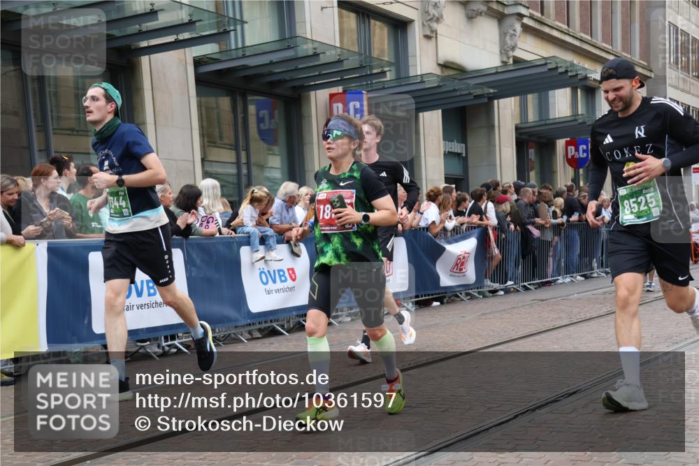 13.09.2026 - 21. swb-Marathon Bremen Strokosch-Dieckow http://msf.ph/oto/10361597 13.09.2026 13:36:13 Ziel 164, 372, 900, 1738, 1880, 2467, 2673, 2692, 2700, 2731, 2819, 2823, 3067, 3410, 3585, 3591, 3815, 4006, 4049, 4050, 4182, 4216, 4304, 4414, 4643, 4676, 4892, 5061, 5656, 5781, 6280, 6340, 6516, 6527, 6568, 7039, 7229, 7237, 7249, 7344, 7656, 7765, 7808, 7865, 8525, 8723, 8731, 8790, 8905, 9427, 9776, 9899, 10068, 10070, 13038, 563, 1072, 1867, 2339, 2565, 2931, 2949, 3026, 3056, 3224, 3291, 3454, 3489, 4016, 5026, 5157, 5276, 5816, 6159, 6874, 6982, 7036 meine-sportfotos.de