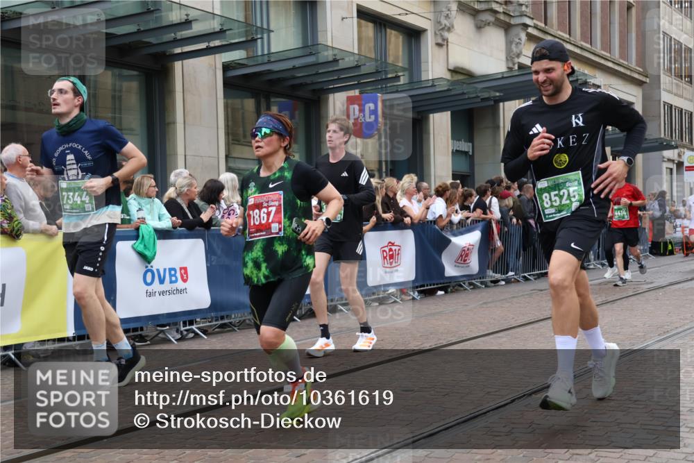 13.09.2026 - 21. swb-Marathon Bremen Strokosch-Dieckow http://msf.ph/oto/10361619 13.09.2026 13:36:13 Ziel 164, 372, 900, 1738, 1880, 2467, 2673, 2692, 2700, 2731, 2819, 2823, 3067, 3410, 3585, 3591, 3815, 4006, 4049, 4050, 4182, 4216, 4304, 4414, 4643, 4676, 4892, 5061, 5656, 5781, 6280, 6340, 6516, 6527, 6568, 7039, 7229, 7237, 7249, 7344, 7656, 7765, 7808, 7865, 8525, 8723, 8731, 8790, 8905, 9427, 9776, 9899, 10068, 10070, 13038, 563, 1072, 1867, 2339, 2565, 2931, 2949, 3026, 3056, 3224, 3291, 3454, 3489, 4016, 5026, 5157, 5276, 5816, 6159, 6874, 6982, 7036 meine-sportfotos.de