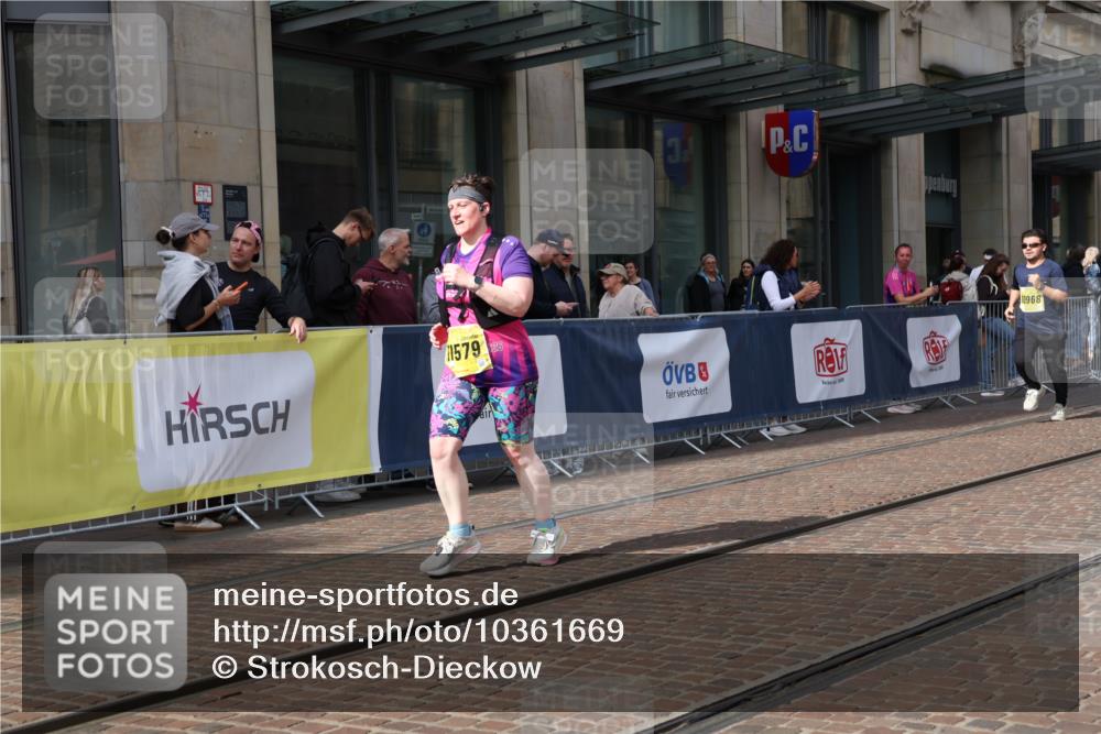 13.09.2026 - 21. swb-Marathon Bremen Strokosch-Dieckow http://msf.ph/oto/10361669 13.09.2026 11:22:19 Ziel 10710, 10968, 11423, 11574, 11579, 11423, 11698, 12157, 12211, 12444 meine-sportfotos.de