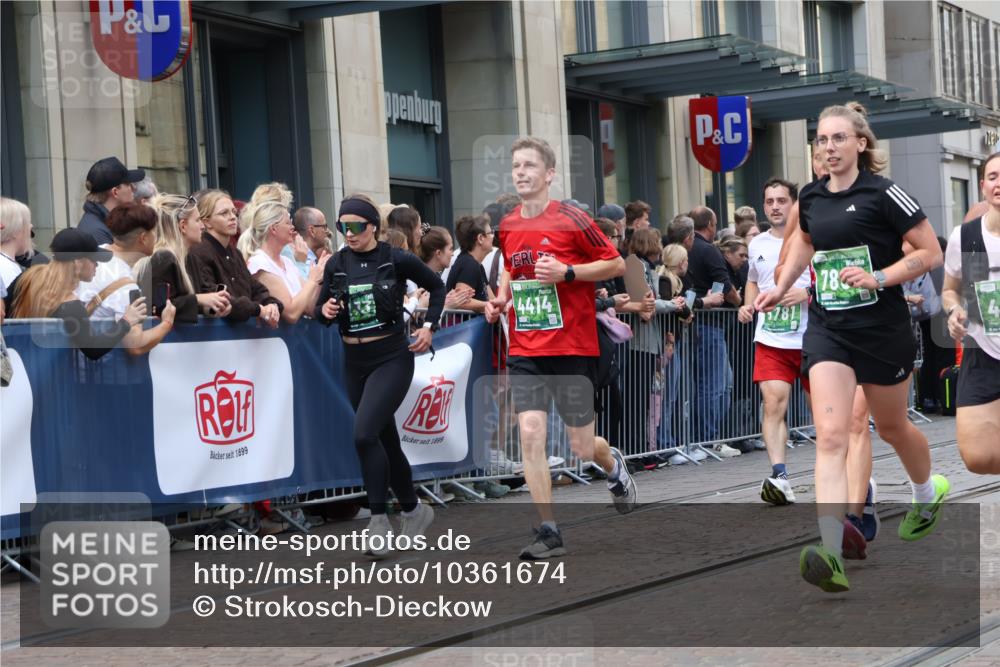 13.09.2026 - 21. swb-Marathon Bremen Strokosch-Dieckow http://msf.ph/oto/10361674 13.09.2026 13:36:15 Ziel 164, 372, 900, 1738, 1880, 1936, 2467, 2673, 2692, 2700, 2731, 2819, 2823, 3067, 3410, 3585, 3591, 3815, 4006, 4049, 4050, 4182, 4216, 4304, 4414, 4643, 4676, 4892, 5061, 5656, 5781, 6050, 6280, 6340, 6516, 6527, 6568, 7039, 7229, 7237, 7249, 7344, 7656, 7765, 7808, 8525, 8723, 8790, 8905, 9427, 9658, 9776, 9899, 10068, 10070, 13038, 563, 1072, 1867, 2339, 2565, 2931, 2949, 3026, 3224, 3291, 3454, 3489, 4016, 5026, 5276, 5816, 6159, 6874, 6982, 7036 meine-sportfotos.de