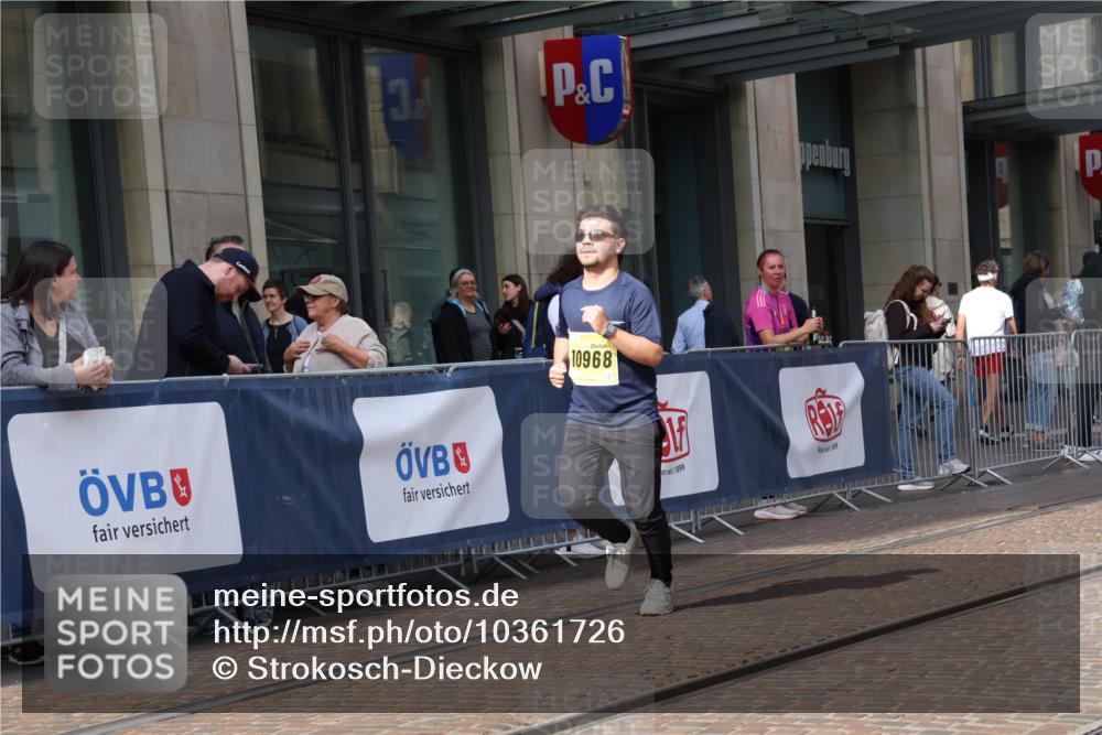 13.09.2026 - 21. swb-Marathon Bremen Strokosch-Dieckow http://msf.ph/oto/10361726 13.09.2026 11:22:20 Ziel 10710, 10968, 11574, 11579, 10968, 11423, 11579, 11698, 12157, 12444 meine-sportfotos.de