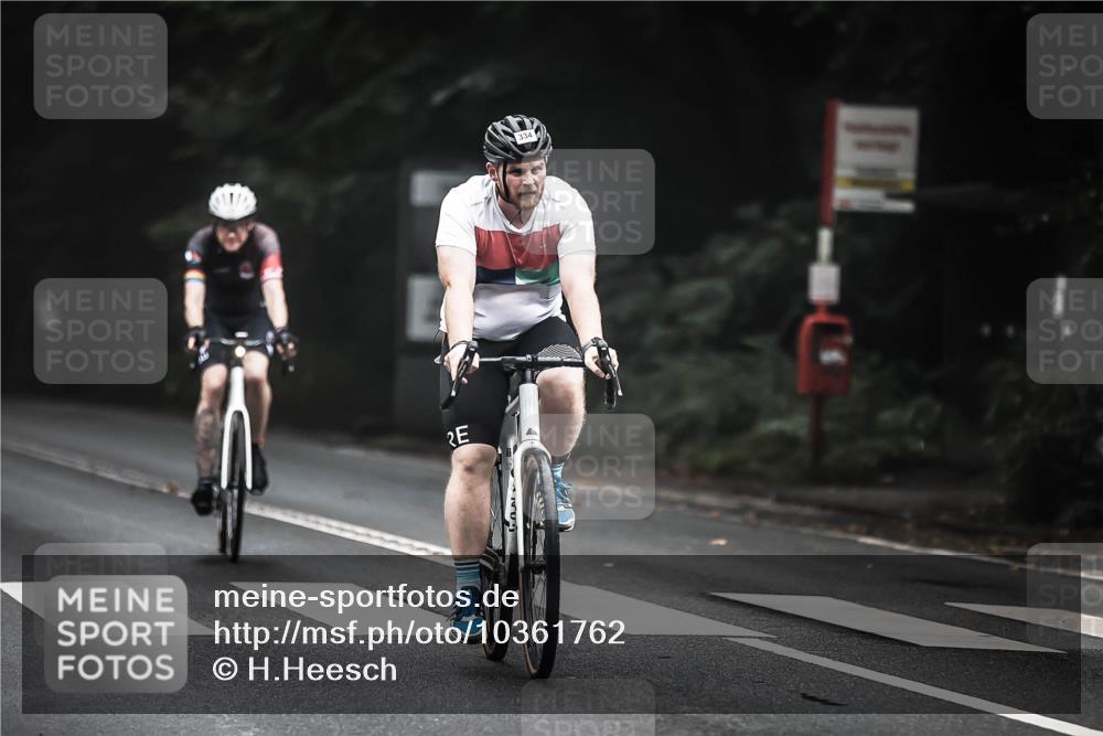 13.09.2026 - Stadtparktriathlon H.Heesch http://msf.ph/oto/10361762 13.09.2026 10:03:13 Radfahren 298, 330, 334 meine-sportfotos.de