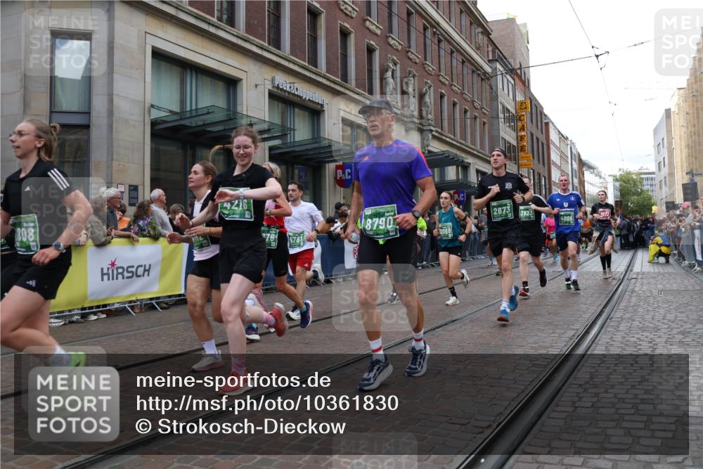 13.09.2026 - 21. swb-Marathon Bremen Strokosch-Dieckow http://msf.ph/oto/10361830 13.09.2026 13:36:17 Ziel 164, 372, 900, 1738, 1880, 1936, 2467, 2673, 2692, 2700, 2731, 2819, 2823, 3067, 3410, 3585, 3815, 4006, 4049, 4050, 4182, 4216, 4304, 4414, 4676, 4892, 5061, 5447, 5656, 5781, 5823, 6050, 6280, 6340, 6516, 6527, 6568, 7039, 7229, 7237, 7249, 7344, 7656, 7765, 7808, 8525, 8685, 8723, 8790, 8905, 9427, 9658, 9776, 9807, 9899, 10068, 10070, 563, 1072, 1867, 2339, 2931, 2949, 3026, 3224, 3291, 3454, 3489, 4016, 5276, 5816, 6874, 6982 meine-sportfotos.de