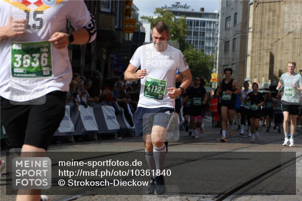 13.09.2026 - 21. swb-Marathon Bremen Strokosch-Dieckow http://msf.ph/oto/10361840 13.09.2026 13:34:19 Ziel 1364, 1656, 2355, 2727, 3162, 3389, 3522, 3790, 3984, 4613, 4658, 5341, 5513, 5563, 5587, 6090, 6151, 6508, 6509, 6623, 7047, 7303, 7354, 7431, 7897, 7988, 8025, 8512, 8641, 8910, 9344, 13118, 682, 784, 809, 911, 1307, 1871, 2215, 3029, 3068, 3214, 3318, 3409, 3890, 4112, 4616, 5488, 5566, 5852, 6255, 7168, 7746, 7962, 8381, 9453, 9751, 9802, 13112 meine-sportfotos.de