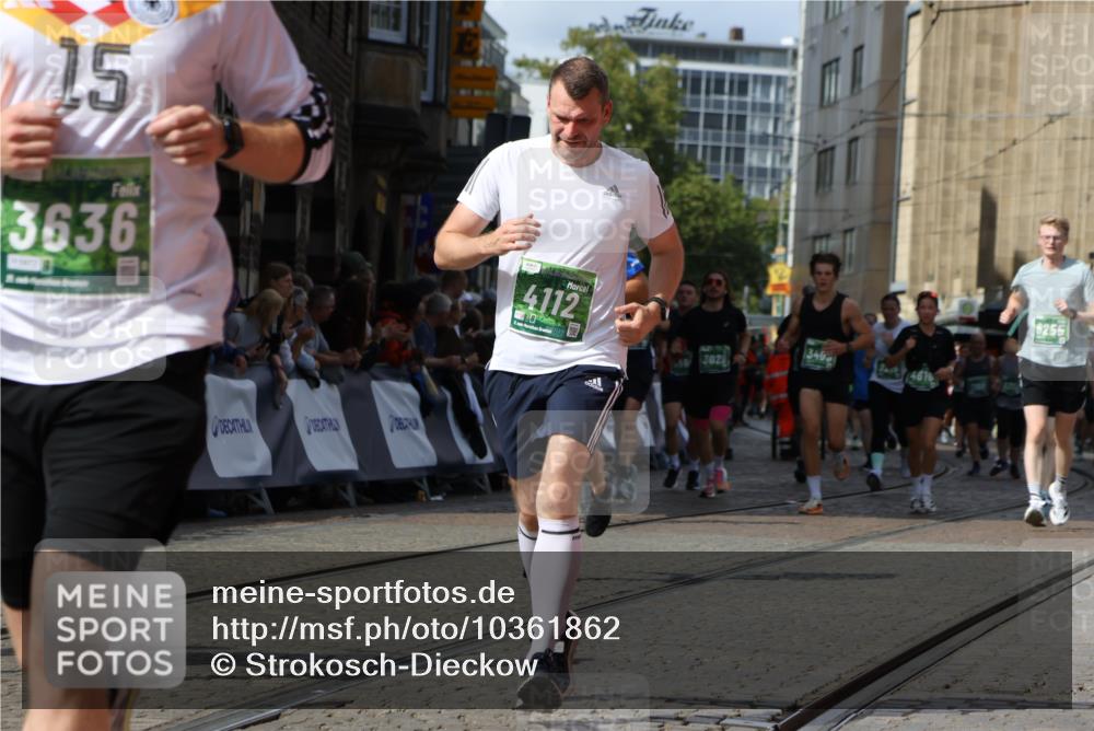 13.09.2026 - 21. swb-Marathon Bremen Strokosch-Dieckow http://msf.ph/oto/10361862 13.09.2026 13:34:19 Ziel 1364, 1656, 2355, 2727, 3162, 3389, 3522, 3790, 3984, 4613, 4658, 5341, 5513, 5563, 5587, 6090, 6151, 6508, 6509, 6623, 7047, 7303, 7354, 7431, 7897, 7988, 8025, 8512, 8641, 8910, 9344, 13118, 682, 784, 809, 911, 1307, 1871, 2215, 3029, 3068, 3214, 3318, 3409, 3890, 4112, 4616, 5488, 5566, 5852, 6255, 7168, 7746, 7962, 8381, 9453, 9751, 9802, 13112 meine-sportfotos.de
