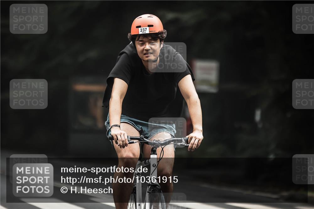 13.09.2026 - Stadtparktriathlon H.Heesch http://msf.ph/oto/10361915 13.09.2026 10:03:30 Radfahren 237, 302 meine-sportfotos.de