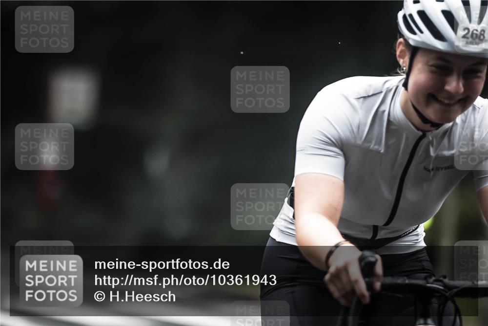 13.09.2026 - Stadtparktriathlon H.Heesch http://msf.ph/oto/10361943 13.09.2026 10:03:46 Radfahren 268, 294, 303 meine-sportfotos.de