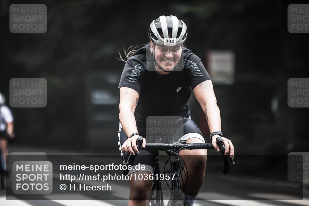 13.09.2026 - Stadtparktriathlon H.Heesch http://msf.ph/oto/10361957 13.09.2026 10:03:47 Radfahren 268, 294, 303 meine-sportfotos.de