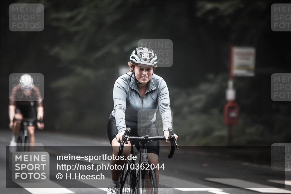 13.09.2026 - Stadtparktriathlon H.Heesch http://msf.ph/oto/10362044 13.09.2026 10:04:07 Radfahren 215, 230, 297, 305 meine-sportfotos.de