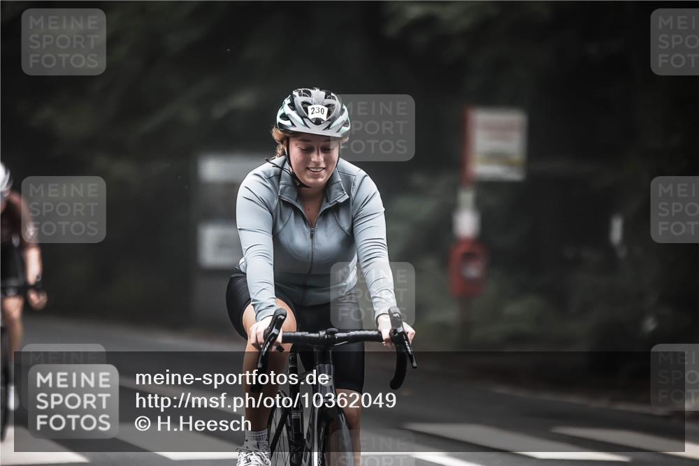 13.09.2026 - Stadtparktriathlon H.Heesch http://msf.ph/oto/10362049 13.09.2026 10:04:07 Radfahren 215, 230, 297, 305 meine-sportfotos.de