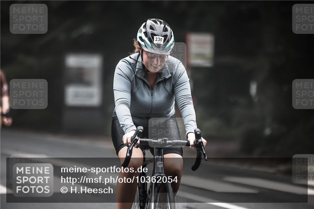 13.09.2026 - Stadtparktriathlon H.Heesch http://msf.ph/oto/10362054 13.09.2026 10:04:07 Radfahren 215, 230, 297, 305 meine-sportfotos.de