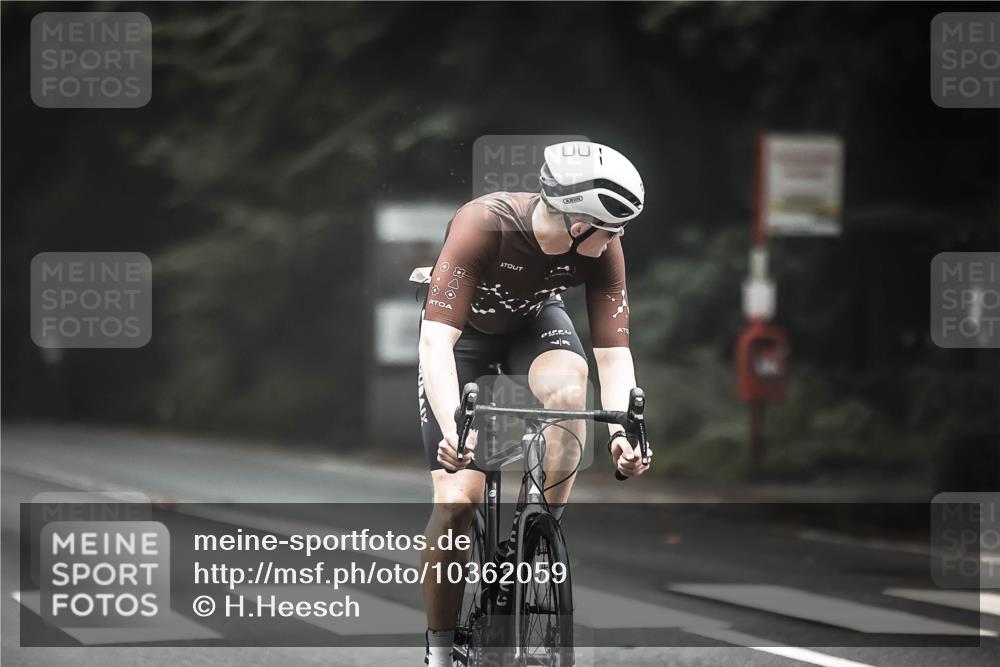 13.09.2026 - Stadtparktriathlon H.Heesch http://msf.ph/oto/10362059 13.09.2026 10:04:08 Radfahren 215, 230, 297, 305 meine-sportfotos.de