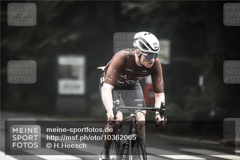 13.09.2026 - Stadtparktriathlon H.Heesch http://msf.ph/oto/10362065 13.09.2026 10:04:08 Radfahren 215, 230, 297, 305 meine-sportfotos.de
