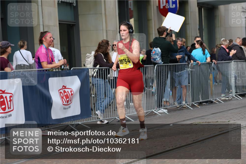 13.09.2026 - 21. swb-Marathon Bremen Strokosch-Dieckow http://msf.ph/oto/10362181 13.09.2026 11:23:08 Ziel 10349, 10754, 10925, 11266, 11663, 12340, 12440, 12083 meine-sportfotos.de