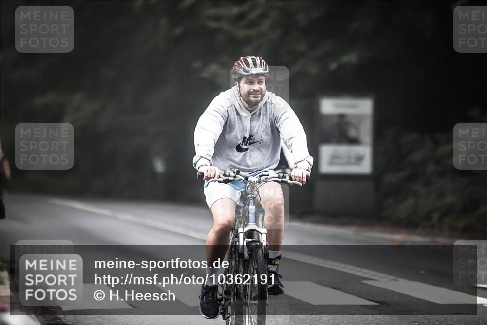 13.09.2026 - Stadtparktriathlon H.Heesch http://msf.ph/oto/10362191 13.09.2026 10:04:35 Radfahren 250, 319, 329 meine-sportfotos.de