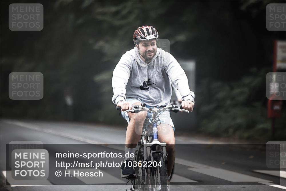 13.09.2026 - Stadtparktriathlon H.Heesch http://msf.ph/oto/10362204 13.09.2026 10:04:35 Radfahren 250, 319, 329 meine-sportfotos.de