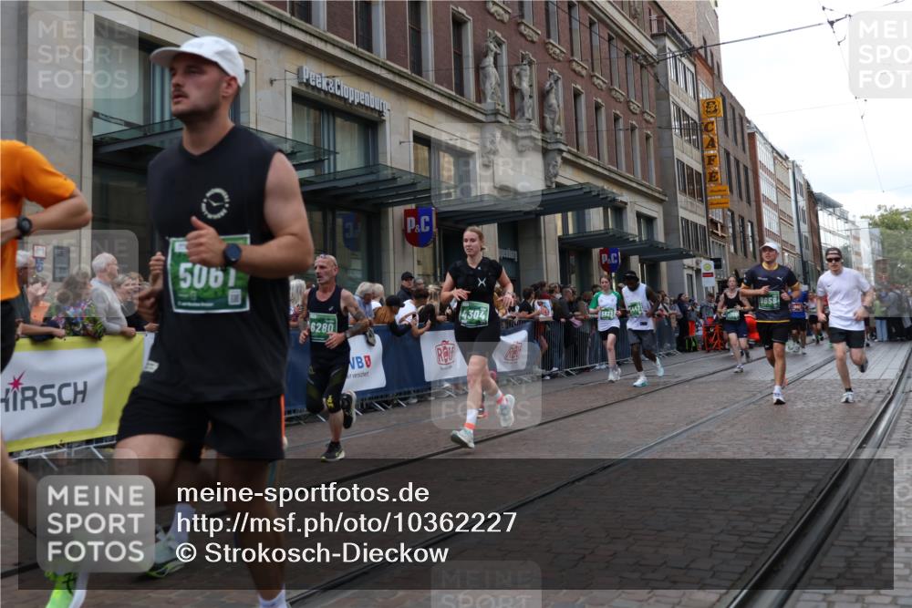 13.09.2026 - 21. swb-Marathon Bremen Strokosch-Dieckow http://msf.ph/oto/10362227 13.09.2026 13:36:26 Ziel 164, 551, 813, 843, 1641, 1936, 2275, 2467, 2673, 2731, 2819, 2823, 3067, 3541, 3585, 3635, 3815, 3874, 3998, 4006, 4050, 4182, 4216, 4304, 4335, 4414, 4676, 4892, 5061, 5236, 5355, 5447, 5656, 5781, 5823, 6050, 6269, 6280, 6340, 6408, 6516, 6527, 6568, 6966, 7039, 7229, 7237, 7249, 7344, 7640, 7656, 7765, 7808, 8034, 8498, 8685, 8723, 8790, 9331, 9658, 9776, 9807, 10068, 10070, 372, 900, 1072, 1738, 1880, 2339, 2692, 2700, 2931, 2949, 3224, 3291, 6982 meine-sportfotos.de